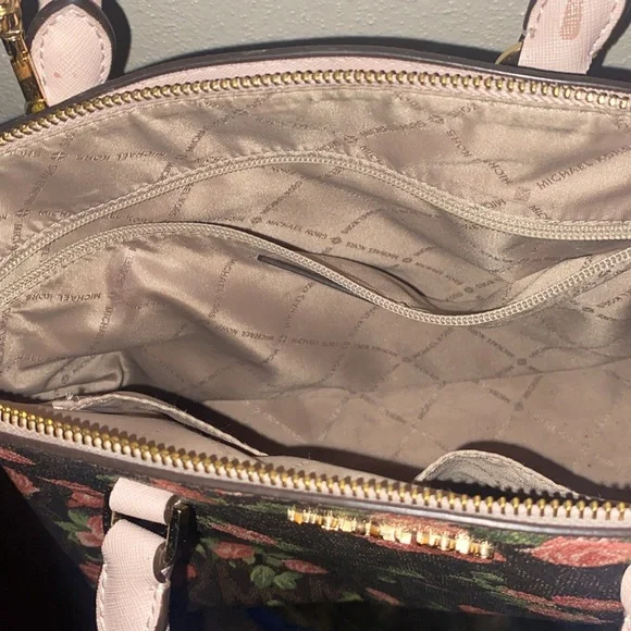 Micheal Kors Floral Purse - Picture 4 of 4